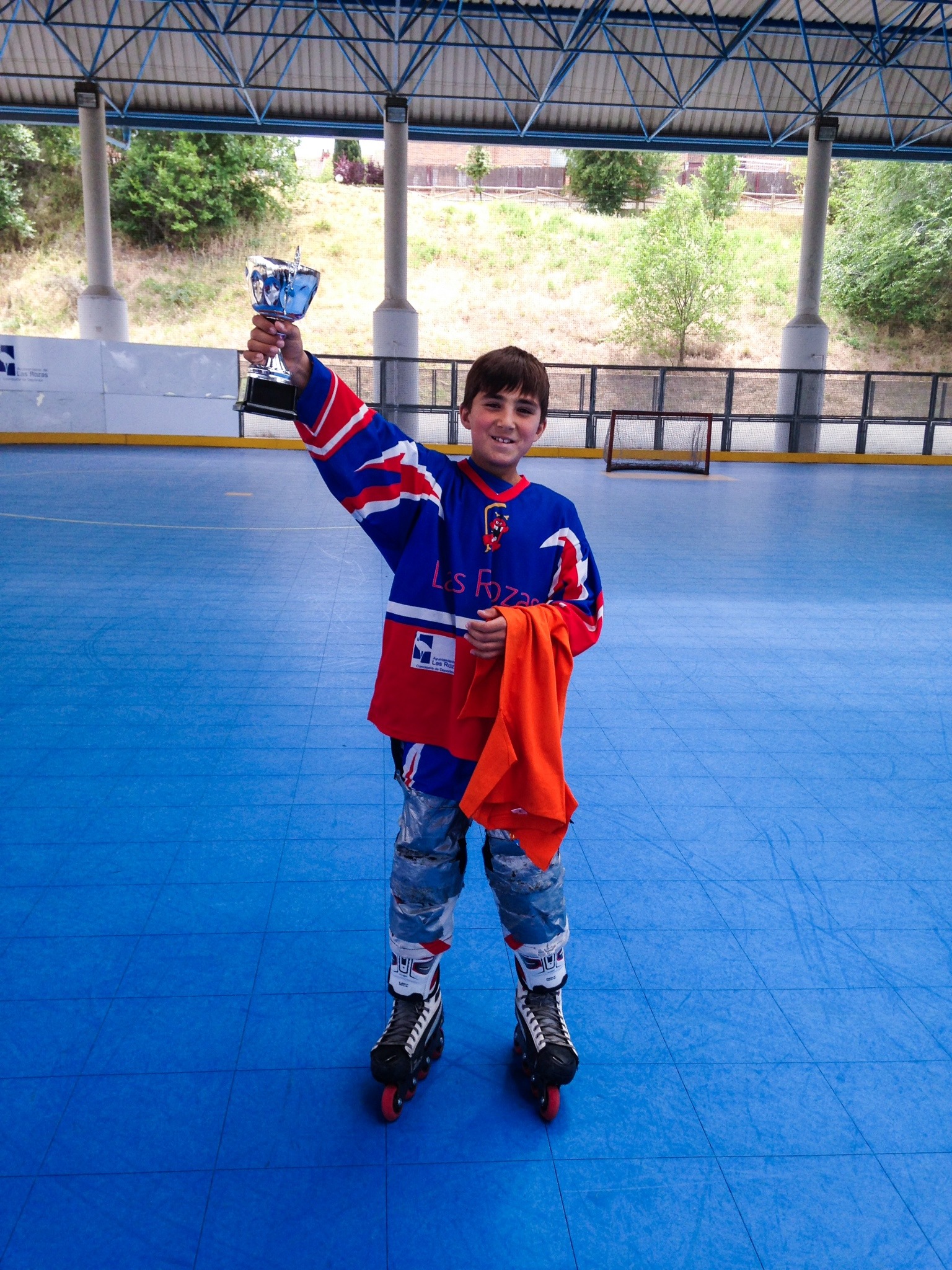 Antón de pequeño, con patines y un trofeo