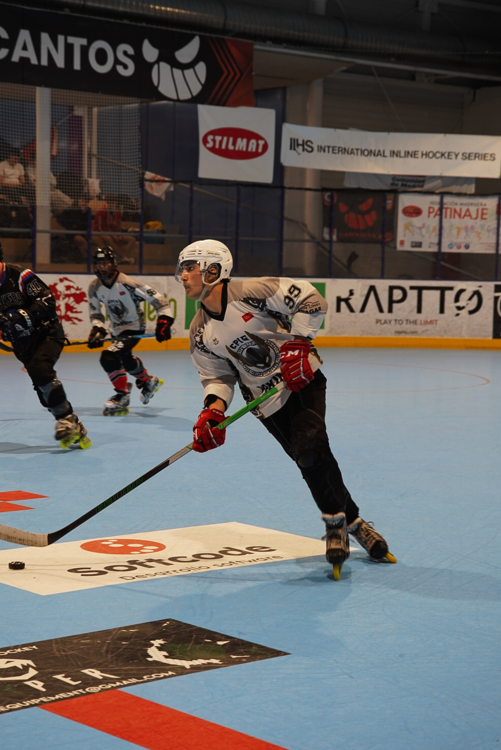 Antón durante un partido de hockey en línea