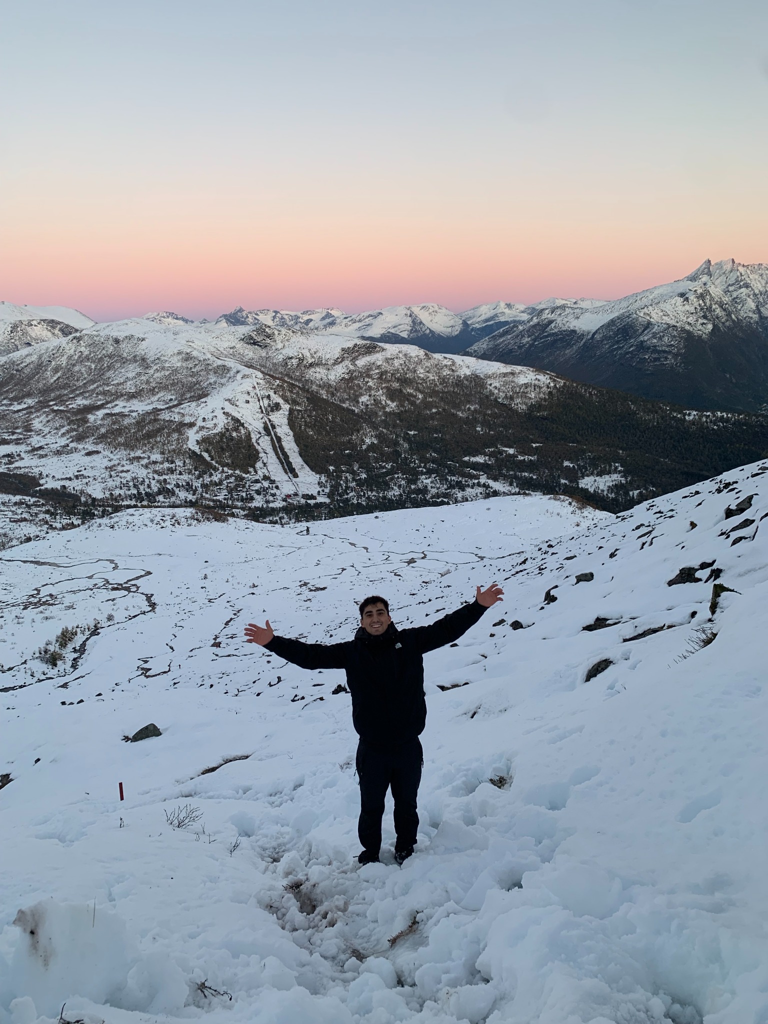 Antón en una montaña nevada al atardecer