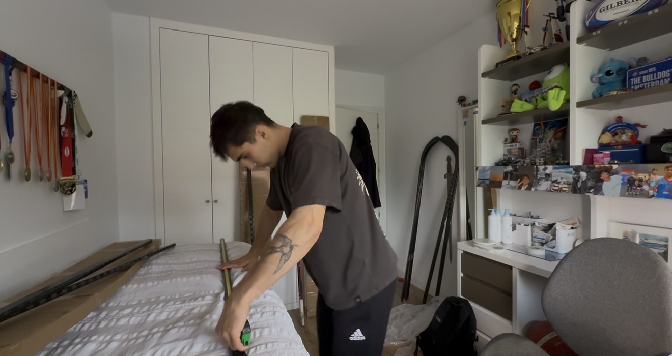 Antón midiendo una muestra de stick de hockey
