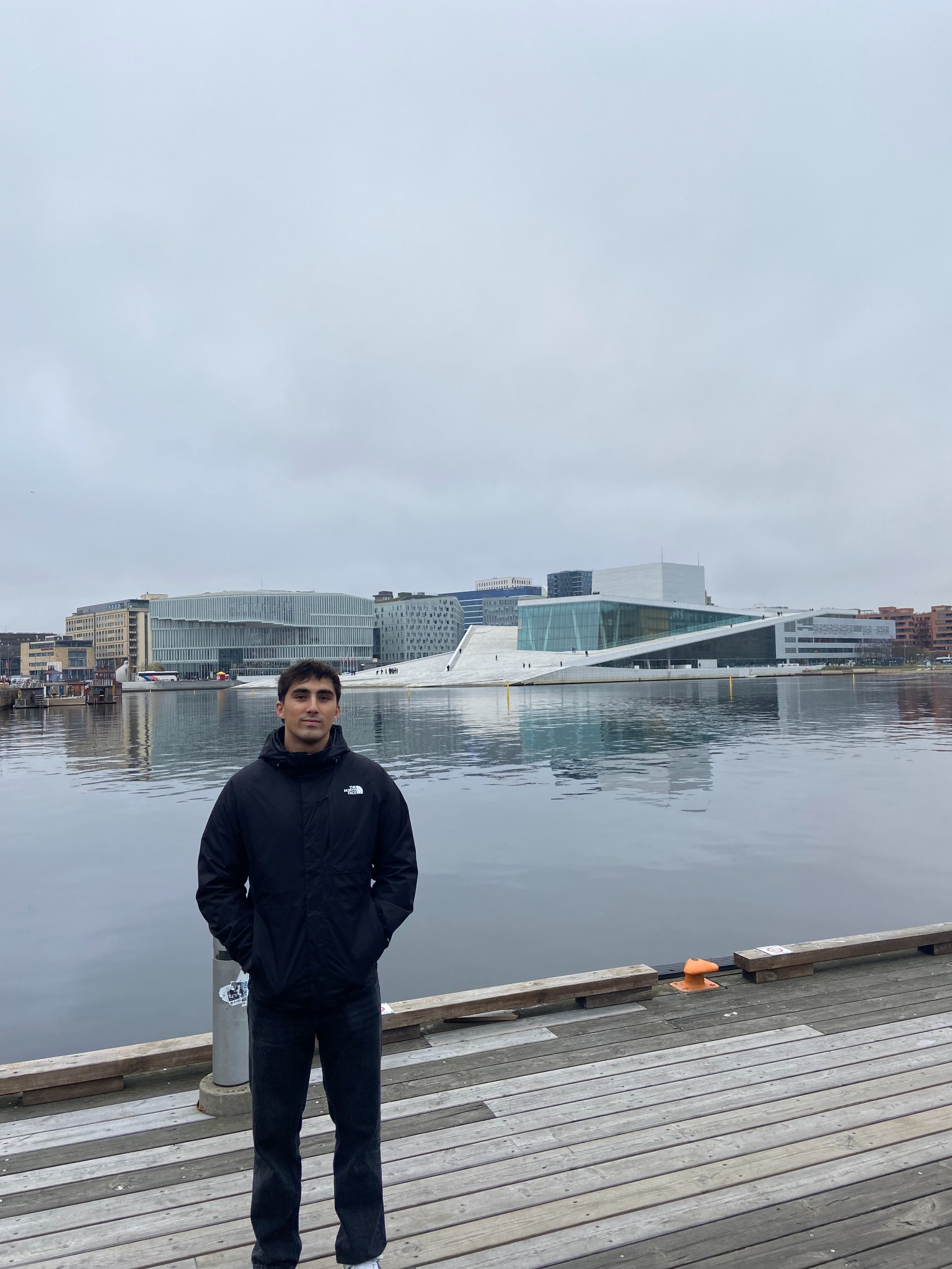 Antón junto al agua en Oslo