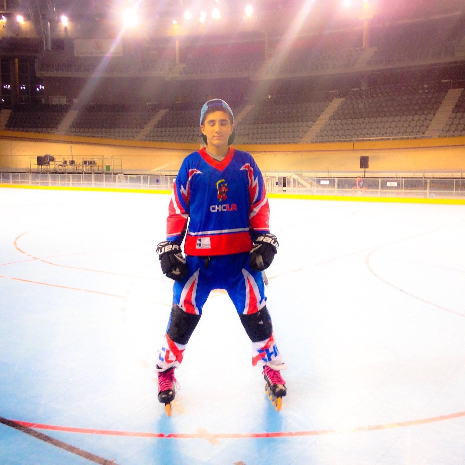 Antón en la pista durante sus primeros años de hockey