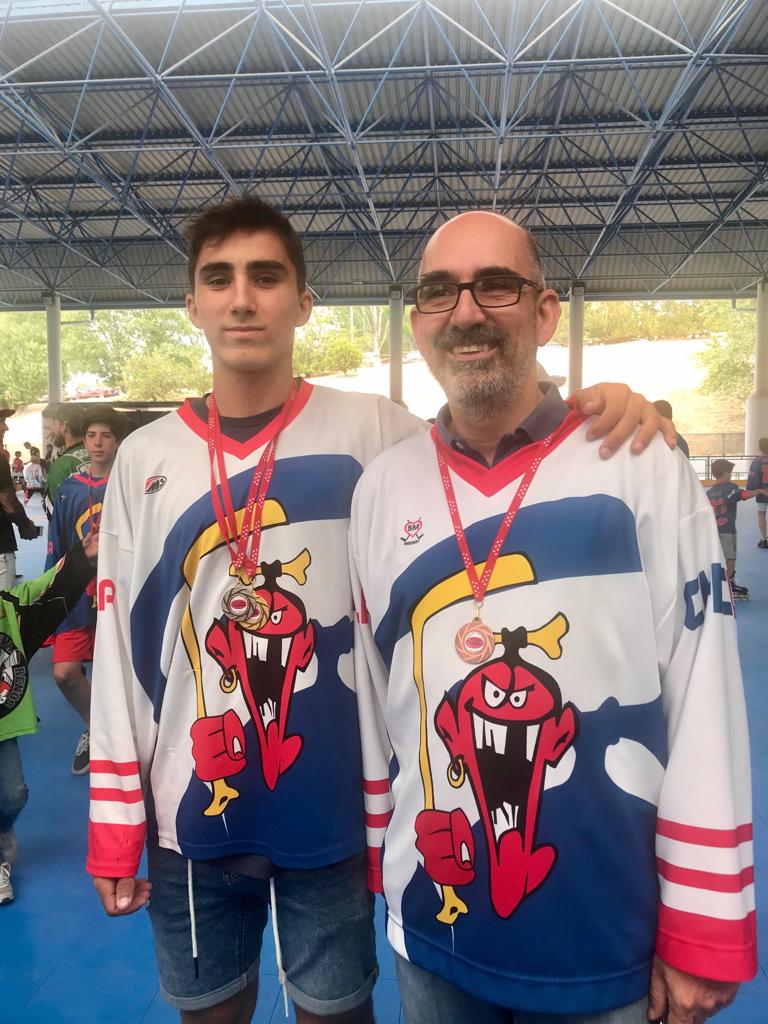 Antón con su padre en la pista de hockey